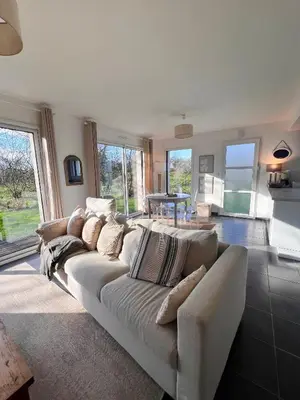Coin salon dans l'établissement Maison moderne sur le port