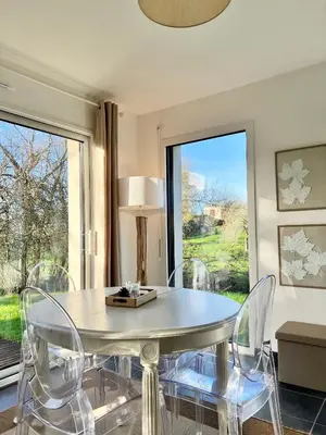 Coin salon dans l'établissement Maison moderne sur le port