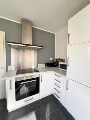 Cuisine ou kitchenette dans l'établissement Maison moderne sur le port
