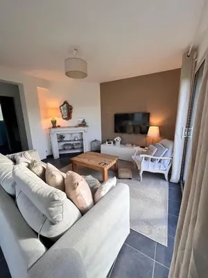 Coin salon dans l'établissement Maison moderne sur le port