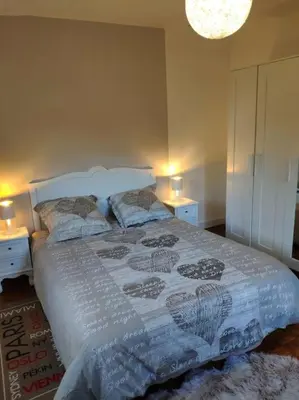 Un ou plusieurs lits dans un hébergement de l'établissement Logement entier 50 m² proche centre ville