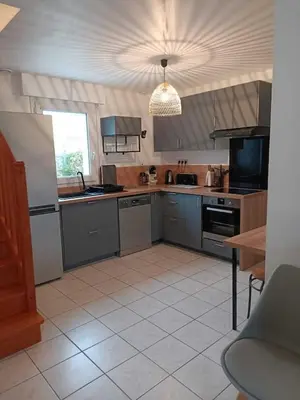 Cuisine ou kitchenette dans l'établissement La maison des vacances