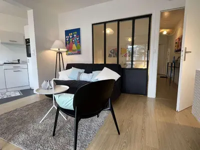 Cuisine ou kitchenette dans l'établissement Appartement rénové à Bénodet, plage à 100m, terrasse, parking, proche thalasso et restaurants - FR-1-481-136