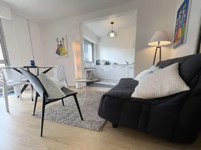 Coin salon dans l'établissement Appartement rénové à Bénodet, plage à 100m, terrasse, parking, proche thalasso et restaurants - FR-1-481-136