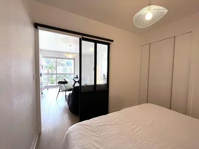Un ou plusieurs lits dans un hébergement de l'établissement Appartement rénové à Bénodet, plage à 100m, terrasse, parking, proche thalasso et restaurants - FR-1-481-136