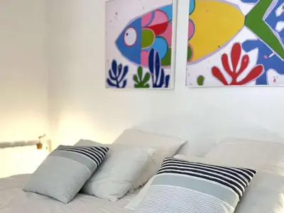 Un ou plusieurs lits dans un hébergement de l'établissement Appartement rénové à Bénodet, plage à 100m, terrasse, parking, proche thalasso et restaurants - FR-1-481-136