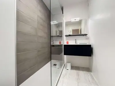 Salle de bains dans l'établissement Appartement rénové à Bénodet, plage à 100m, terrasse, parking, proche thalasso et restaurants - FR-1-481-136