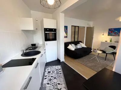 Cuisine ou kitchenette dans l'établissement Appartement rénové à Bénodet, plage à 100m, terrasse, parking, proche thalasso et restaurants - FR-1-481-136