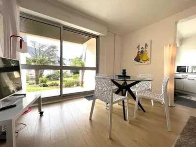 Télévision ou salle de divertissement dans l'établissement Appartement rénové à Bénodet, plage à 100m, terrasse, parking, proche thalasso et restaurants - FR-1-481-136