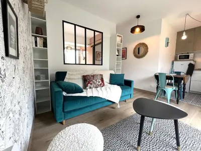 Coin salon dans l'établissement Charmant Appart T2 Rénové en 2023 avec Jardin de 140m², à 900m de la Plage - Bénodet - FR-1-481-137