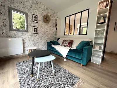 Coin salon dans l'établissement Charmant Appart T2 Rénové en 2023 avec Jardin de 140m², à 900m de la Plage - Bénodet - FR-1-481-137