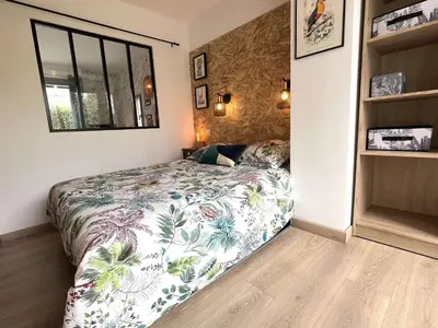 Un ou plusieurs lits dans un hébergement de l'établissement Charmant Appart T2 Rénové en 2023 avec Jardin de 140m², à 900m de la Plage - Bénodet - FR-1-481-137