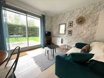 Coin salon dans l'établissement Charmant Appart T2 Rénové en 2023 avec Jardin de 140m², à 900m de la Plage - Bénodet - FR-1-481-137