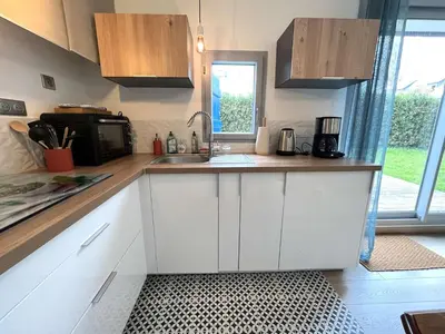 Cuisine ou kitchenette dans l'établissement Charmant Appart T2 Rénové en 2023 avec Jardin de 140m², à 900m de la Plage - Bénodet - FR-1-481-137