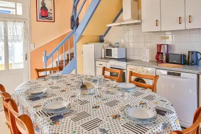 Cuisine ou kitchenette dans l'établissement À 100m de la plage ! Maison pour 6 à Penmarch