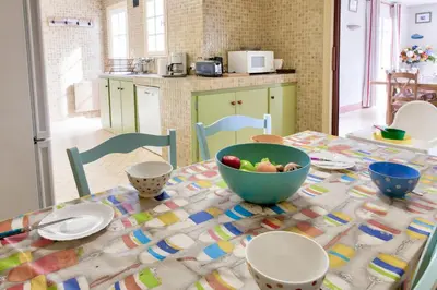 Cuisine ou kitchenette dans l'établissement Vacances en famille ou entre amis à Loctudy