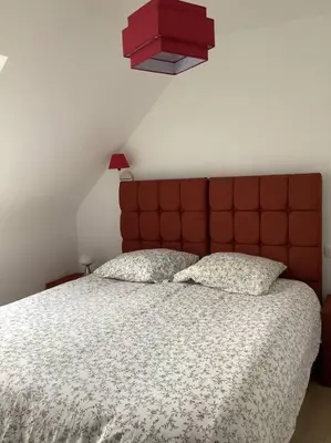 Un ou plusieurs lits dans un hébergement de l'établissement Maison Monts d’Arree 3 chambres
