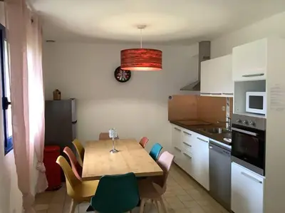Cuisine ou kitchenette dans l'établissement Maison Monts d’Arree 3 chambres