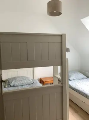 Un ou plusieurs lits dans un hébergement de l'établissement Maison Monts d’Arree 3 chambres