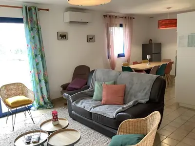 Coin salon dans l'établissement Maison Monts d’Arree 3 chambres