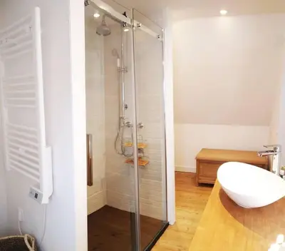 Salle de bains dans l'établissement Charmante maison proche de la mer