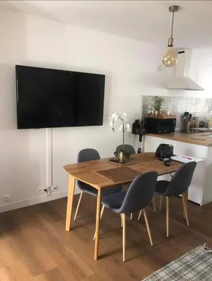 Télévision ou salle de divertissement dans l'établissement Charmante maison proche de la mer
