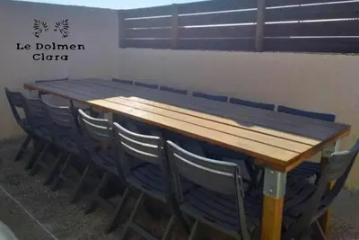 Restaurant ou autre lieu de restauration dans l'établissement La Bâtisse du Dolmen Clara, Spa et piscine
