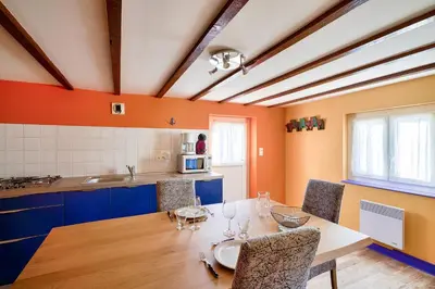Cuisine ou kitchenette dans l'établissement Vacances en duo près de la mer