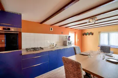 Cuisine ou kitchenette dans l'établissement Vacances en duo près de la mer