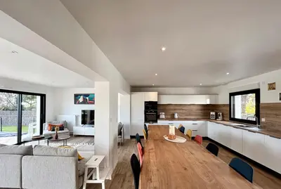 Cuisine ou kitchenette dans l'établissement Superbe Villa à 200m de la plage tout confort avec piscine chauffée, couverte et spa