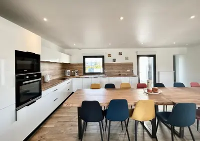 Cuisine ou kitchenette dans l'établissement Superbe Villa à 200m de la plage tout confort avec piscine chauffée, couverte et spa