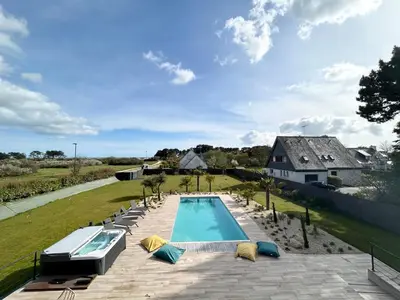 Piscine de l'établissement Superbe Villa à 200m de la plage tout confort avec piscine chauffée, couverte et spa ou située à proximité