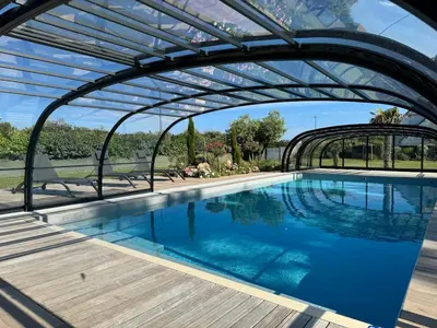 Piscine de l'établissement Superbe Villa à 200m de la plage tout confort avec piscine chauffée, couverte et spa ou située à proximité