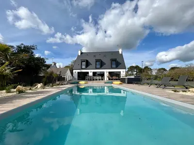 Piscine de l'établissement Superbe Villa à 200m de la plage tout confort avec piscine chauffée, couverte et spa ou située à proximité