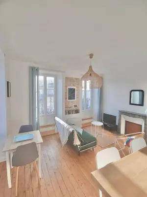 Télévision ou salle de divertissement dans l'établissement L'ARISTIDE - Entre Gare et Centre ville - Vue sur les Quais