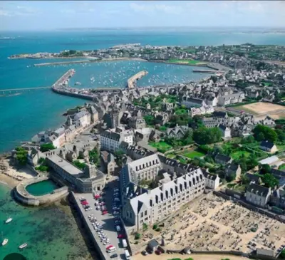 Vue générale sur la mer ou vue sur la mer prise depuis l'appartement