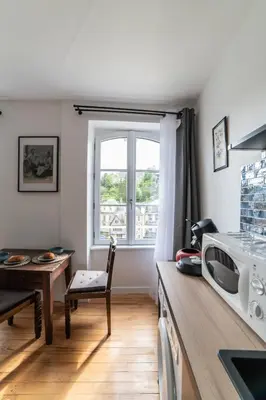 Cuisine ou kitchenette dans l'établissement L'INDOCHINE