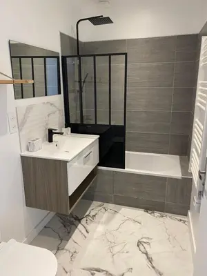 Salle de bains dans l'établissement Quimperco