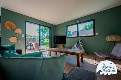 Télévision ou salle de divertissement dans l'établissement Villa en bord de mer avec piscine intérieure