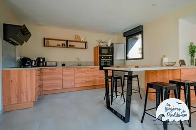 Cuisine ou kitchenette dans l'établissement Villa en bord de mer avec piscine intérieure
