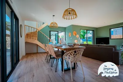 Coin salon dans l'établissement Villa en bord de mer avec piscine intérieure