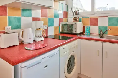 Cuisine ou kitchenette dans l'établissement Maison pour 2 à 100 m de la plage de la Joie