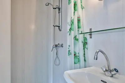 Salle de bains dans l'établissement Maison pour 2 à 100 m de la plage de la Joie
