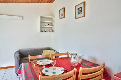 Coin salon dans l'établissement Maison pour 2 à 100 m de la plage de la Joie
