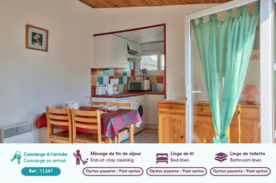 Coin salon dans l'établissement Maison pour 2 à 100 m de la plage de la Joie