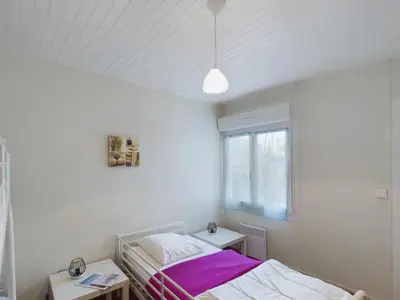 Un ou plusieurs lits dans un hébergement de l'établissement Maison pour 5 - 100m de la plage