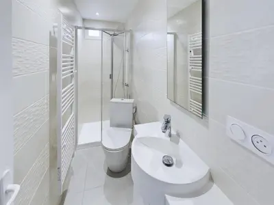 Salle de bains dans l'établissement Maison pour 5 - 100m de la plage