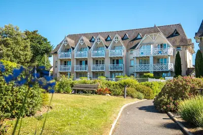 Jardin de l'établissement Plein Sud - Piscine partagée