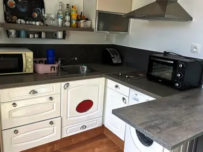 Cuisine ou kitchenette dans l'établissement Charmante maisonnette