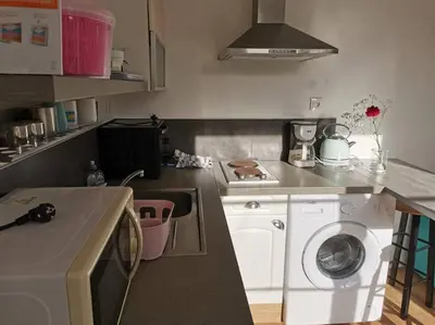 Cuisine ou kitchenette dans l'établissement Charmante maisonnette